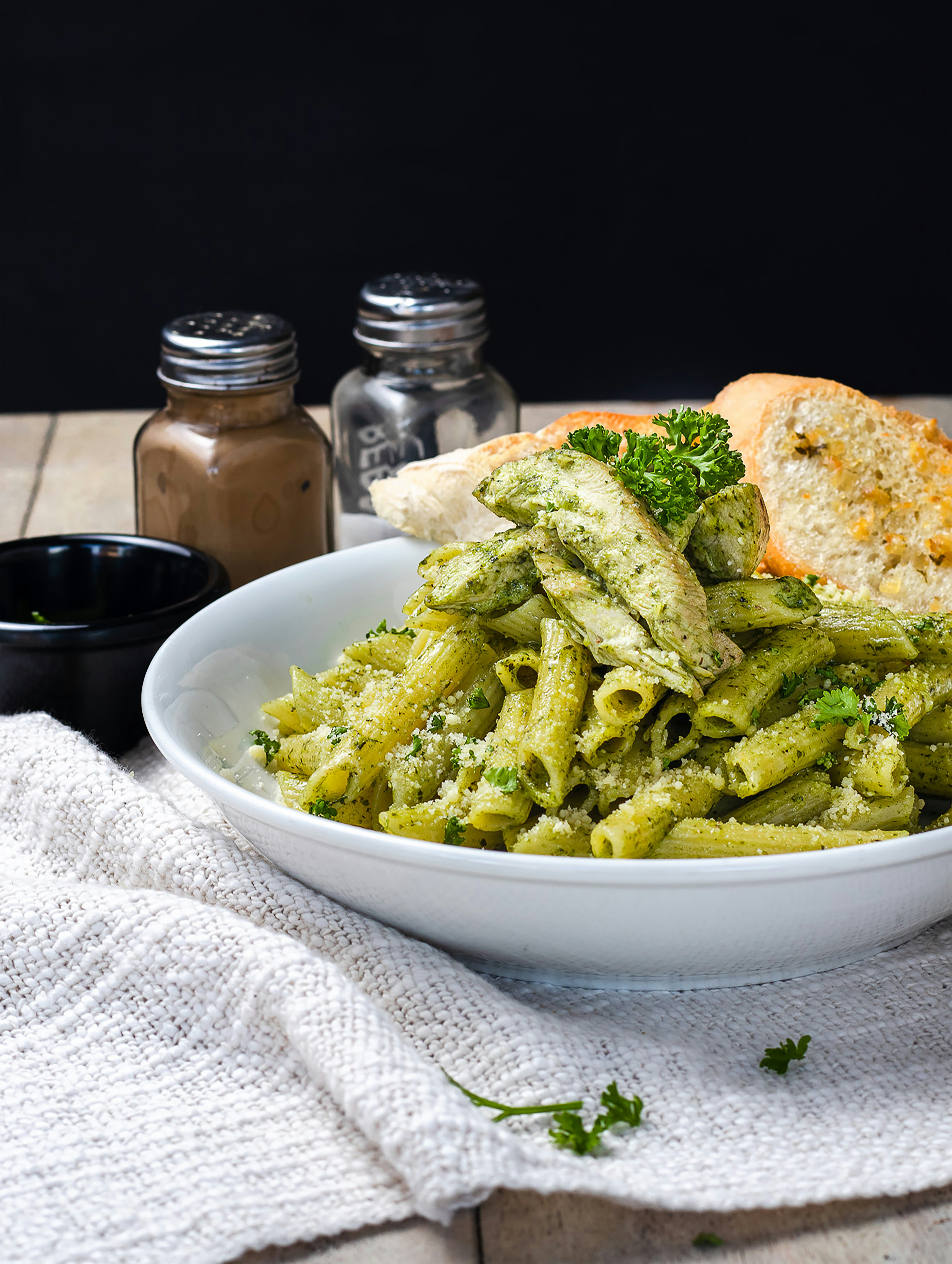 Romige pasta met kip, groene pesto en cherrytomaten